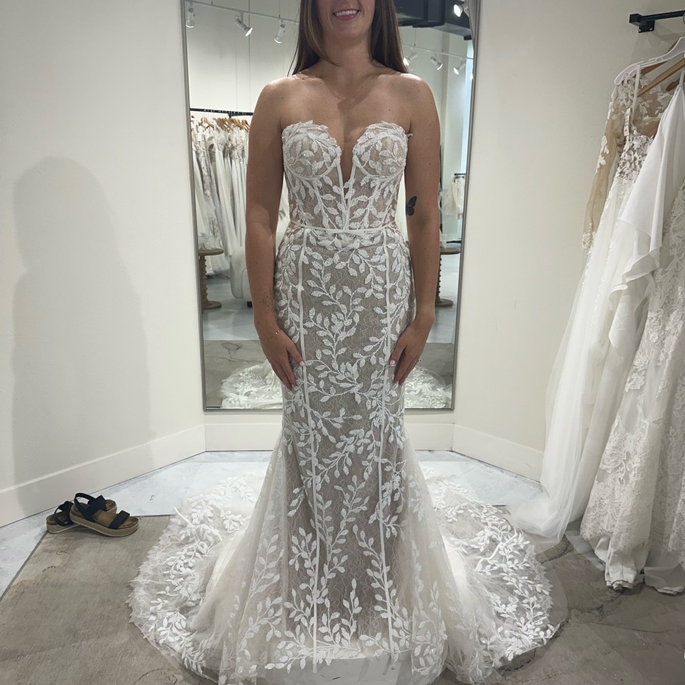 Elegant White Lace Wedding Dress NOT ALTERED!